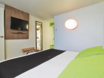 Télévision ou salle de divertissement dans l'établissement Campanile Lyon Sud Feyzin