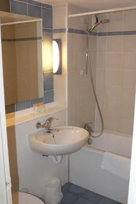 Salle de bains dans l'établissement Kyriad Direct Lyon Sud - Chasse-Sur-Rhône