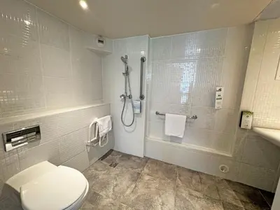 Salle de bains dans l'établissement Campanile L'Isle d'Abeau - Bourgoin Jallieu