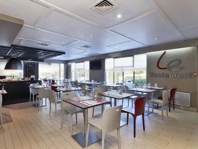 Restaurant ou autre lieu de restauration dans l'établissement Campanile Lyon Nord - Ecully