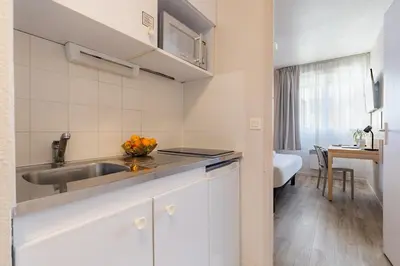 Cuisine ou kitchenette dans l'établissement Appart'City Classic Lyon Part Dieu Garibaldi