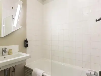 Salle de bains dans l'établissement Ibis Budget Bourgoin Jallieu Centre