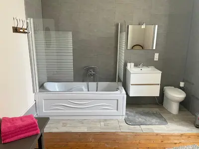 Salle de bains dans l'établissement Chateau de Breuil en Beaujolais