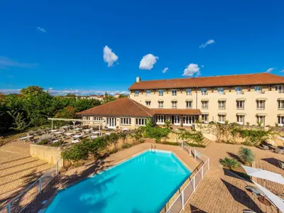 Piscine de l'établissement Logis Hotel Noemys Morgon ou située à proximité