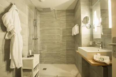 Salle de bains dans l'établissement Logis Hotel Le Petit Casset