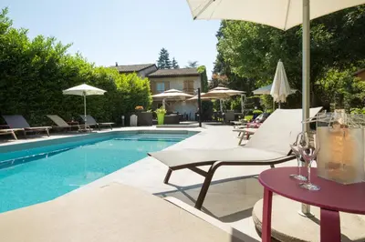 Piscine de l'établissement Logis Hotel Le Petit Casset ou située à proximité