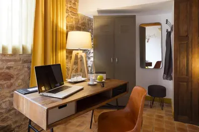 Télévision ou salle de divertissement dans l'établissement Contact Hôtels Le Savigny & Spa