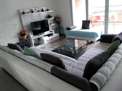 Télévision ou salle de divertissement dans l'établissement Appartement F3 avec Parking privée