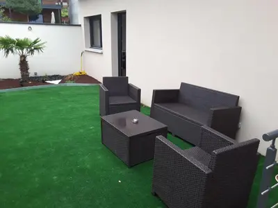 Coin salon dans l'établissement Villa'vi Lyon Est Chambres d'Hôtes