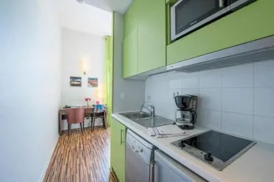 Cuisine ou kitchenette dans l'établissement Appart Hôtel Belambra Lyon Villemanzy