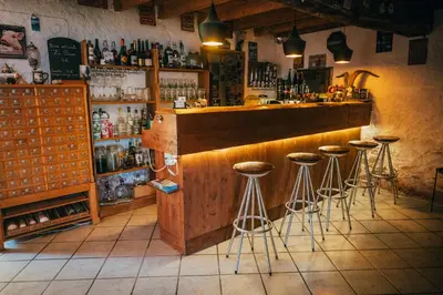 Salon ou bar de l'établissement Une pause sur la colline