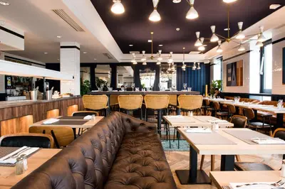 Restaurant ou autre lieu de restauration dans l'établissement KOPSTER Hotel Lyon Groupama Stadium