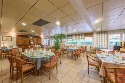 Restaurant ou autre lieu de restauration dans l'établissement Hotel Le Chatard