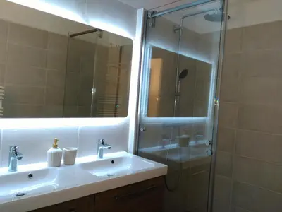 Salle de bains dans l'établissement Bel et spacieux appartement de 84 m² avec parking très proche du Métro Garibaldi