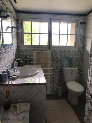 Salle de bains dans l'établissement Maison LES BLEUETS
