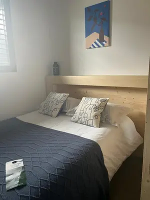 Un ou plusieurs lits dans un hébergement de l'établissement Le B Complexe Hôtel