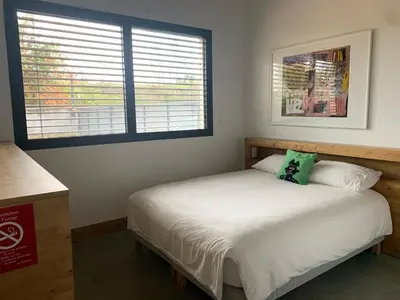 Un ou plusieurs lits dans un hébergement de l'établissement Le B Complexe Hôtel