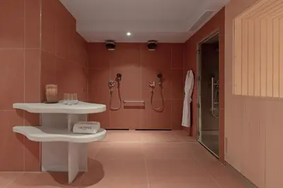 Salle de bains dans l'établissement DoubleTree by Hilton Lyon Eurexpo & Spa