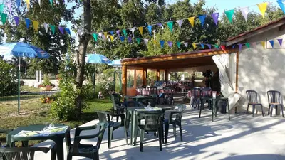 Restaurant ou autre lieu de restauration dans l'établissement Paradis Des Dombes
