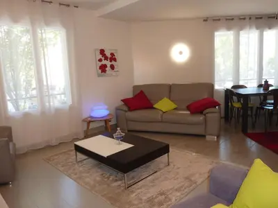 Coin salon dans l'établissement Lyon Superbe Appartement Parc Tête d'Or 95 M2 Clim Parking