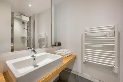 Salle de bains dans l'établissement Hôtel Newport