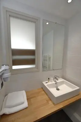 Salle de bains dans l'établissement Hôtel Newport