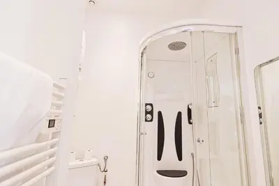 Salle de bains dans l'établissement LES BULLES DE MONA - Zen - Spa - Clim