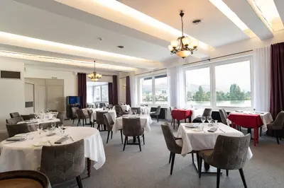 Coin salon dans l'établissement Logis Hôtel Le Bellevue