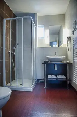Salle de bains dans l'établissement Logis Hôtel Le Bellevue