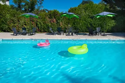 Piscine de l'établissement Domaine de Sainte-Croix ou située à proximité