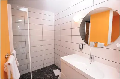 Salle de bains dans l'établissement Hôtel Vulcain