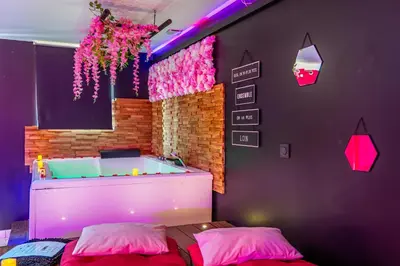 Un ou plusieurs lits dans un hébergement de l'établissement Sweet Dreams Jacuzzi