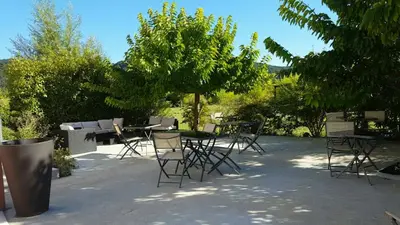 Jardin de l'établissement Hôtel Le Domaine des Vignes Ampuis Lyon Sud Vienne