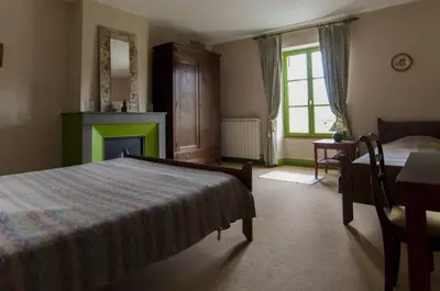 Un ou plusieurs lits dans un hébergement de l'établissement Les Volets Bleus