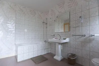 Salle de bains dans l'établissement Les Volets Bleus