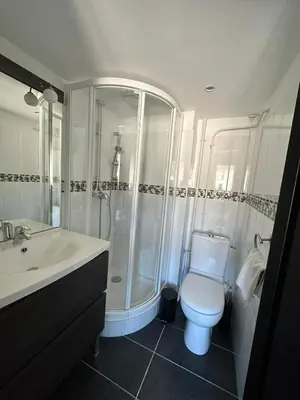 Salle de bains dans l'établissement Hôtel Le Costellan