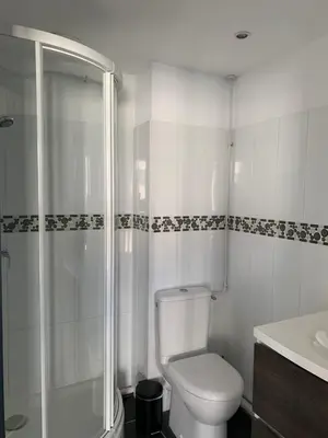 Salle de bains dans l'établissement Hôtel Le Costellan