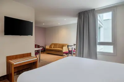 Télévision ou salle de divertissement dans l'établissement Spark by Hilton Lyon Ouest