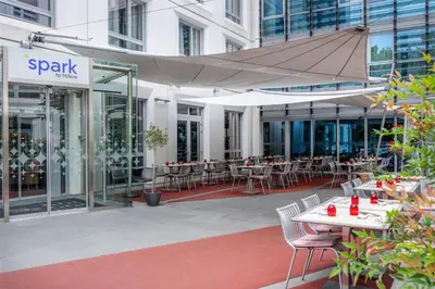 Restaurant ou autre lieu de restauration dans l'établissement Spark by Hilton Lyon Ouest