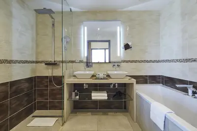 Salle de bains dans l'établissement Kyriad Prestige Lyon Est - Saint Priest Eurexpo Hotel and SPA