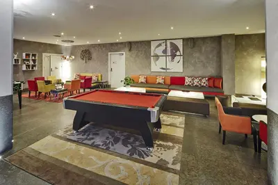 Billard dans l'établissement Kyriad Prestige Lyon Est - Saint Priest Eurexpo Hotel and SPA