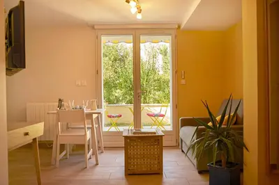 Coin salon dans l'établissement Revigora
