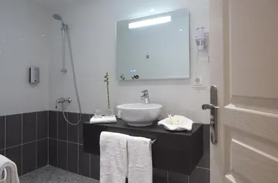 Salle de bains dans l'établissement Contact Hôtels Les Pierres Dorées