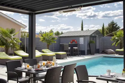Piscine de l'établissement Contact Hôtels Les Pierres Dorées ou située à proximité
