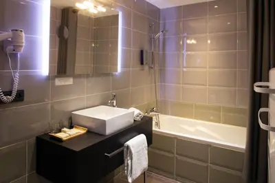 Salle de bains dans l'établissement Contact Hôtels Les Pierres Dorées