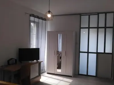 Télévision ou salle de divertissement dans l'établissement A deux pas du Rheby