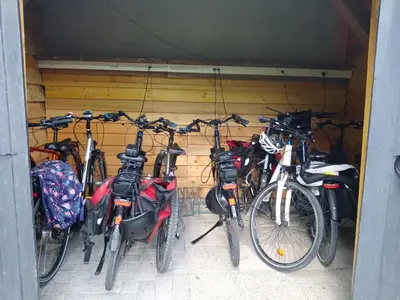 Vélo sur le terrain de l'établissement A deux pas du Rheby ou dans les environs