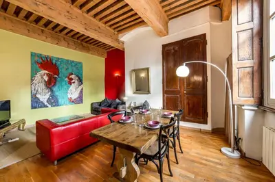 Coin salon dans l'établissement All in Lyon | La Loge des Avocats du Vieux Lyon