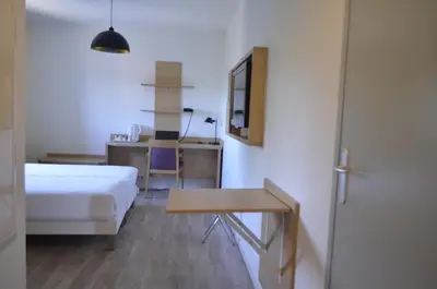 Un ou plusieurs lits dans un hébergement de l'établissement EastLodge Lyon Est Eurexpo