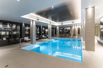 Piscine de l'établissement Best Western Plus Hôtel & Spa de Chassieu ou située à proximité